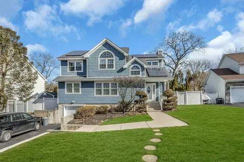 5 Quantuck Ct, Commack, NY 11725