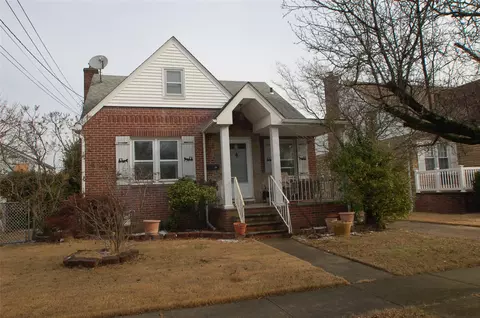 34 Stephen Ave, North Hempstead, NY 11040