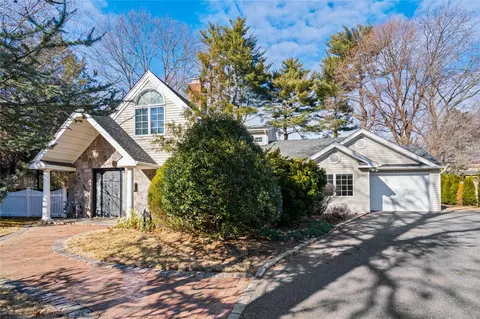 47 Hayloft Ln, North Hempstead, NY 11577