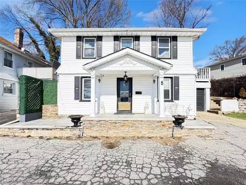 5 Terrace Pl, Glen Cove, NY 11542