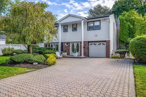 34 Foxwood Rd, Old Bethpage, NY 11804