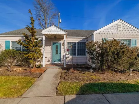 62 Kerrigan St, Long Beach, NY 11561