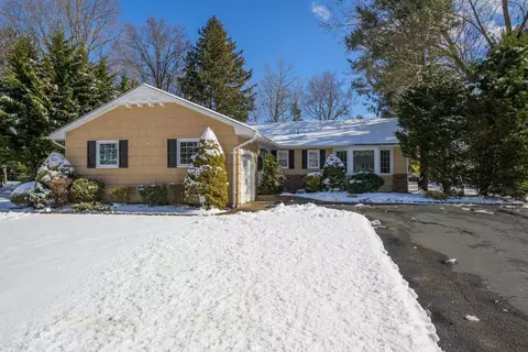 9 Shaker Ridge Ln, East Northport, NY 11731