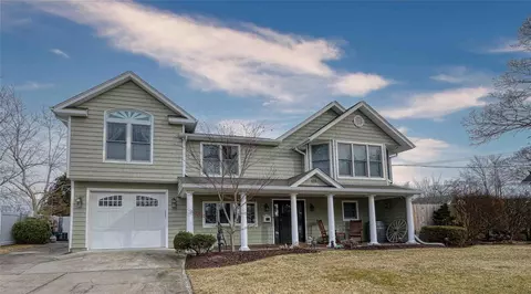 103 Dale Dr, Oakdale, NY 11769