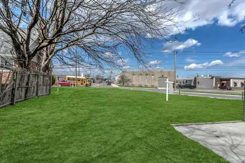 899 Old Country Rd, North Hempstead, NY 11590