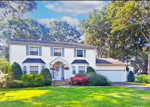 57 Northumberland Dr, Shoreham, NY 11786