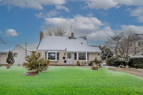 28 Farm Ln, Levittown, NY 11756