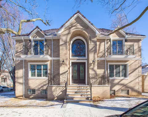 76-33 160th St, New York, NY 11366