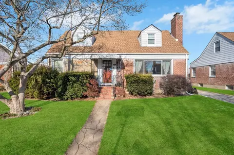 31 Meadowbrook Ln, Valley Stream, NY 11580