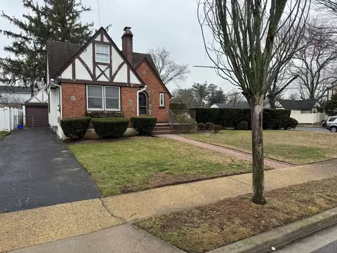 820 Edward St, Baldwin, NY 11510