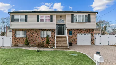 153 N Arizona Rd, West Babylon, NY 11704