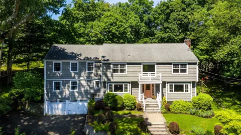 8 Barbara Ln, Greenburgh, NY 10533