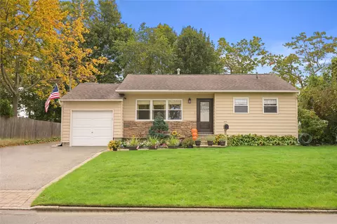 24 Grand Haven Dr, Commack, NY 11725