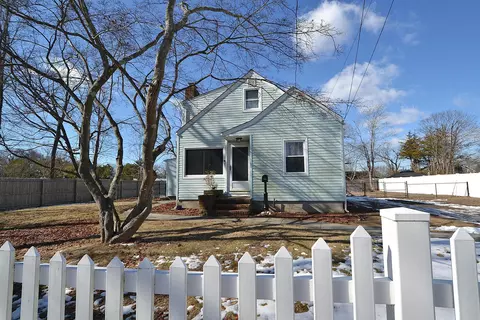 8 Wheeler Ct, Patchogue, NY 11772