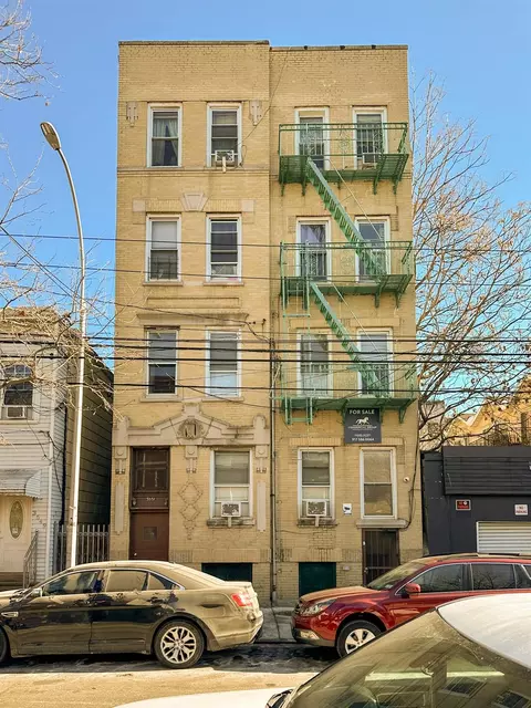 35-51 10th St, New York, NY 11106