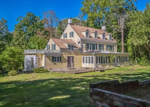 155 Royston Ln, Oyster Bay, NY 11771