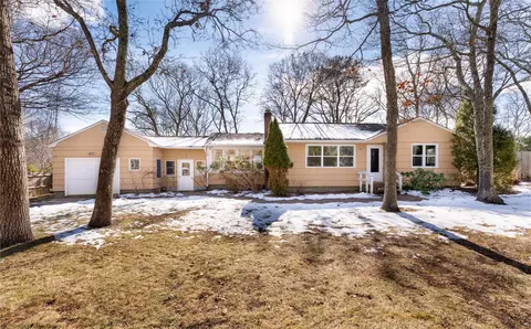 10 Tramposh Ln, Hampton Bays, NY 11946