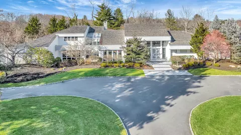 1 Meadow Gate E, Saint James, NY 11780