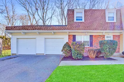 9 Stockton Cmns, Yaphank, NY 11980