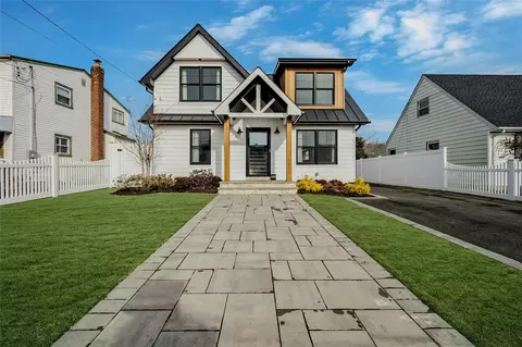 996 Mirabelle Ave, North Hempstead, NY 11590