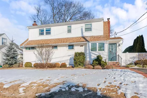 367 Mildred St, Oceanside, NY 11572