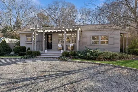 22 Pine Crest Ln, Sag Harbor, NY 11963