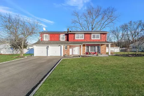 31 Thomas St, Coram, NY 11727