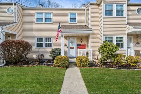 23 Franklin Cmns, Yaphank, NY 11980