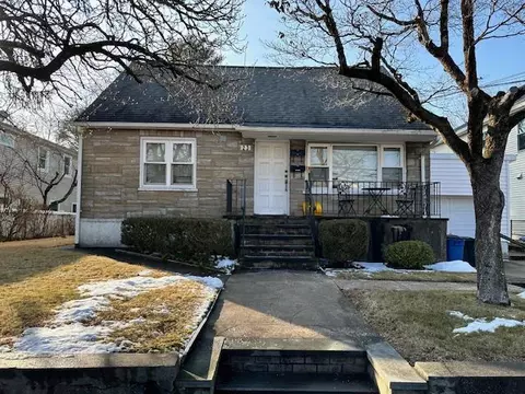 23 Marwood Rd N, North Hempstead, NY 11050