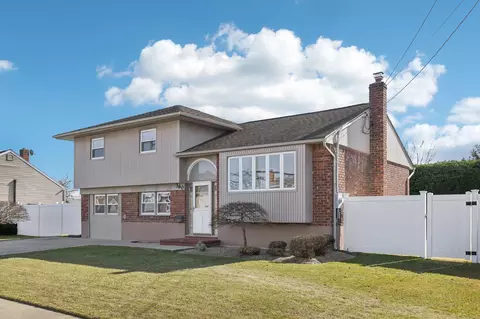 360 Boundary Ave, Massapequa, NY 11758