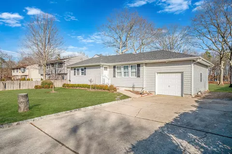 59 Cranford Blvd, Mastic, NY 11950
