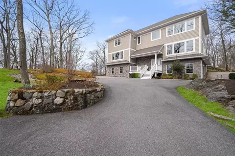 1481 Maiden Ln, Yorktown, NY 10598