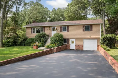 18 Howe Rd, Coram, NY 11727