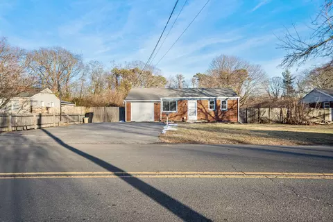1695 N Thompson Dr, Bay Shore, NY 11706