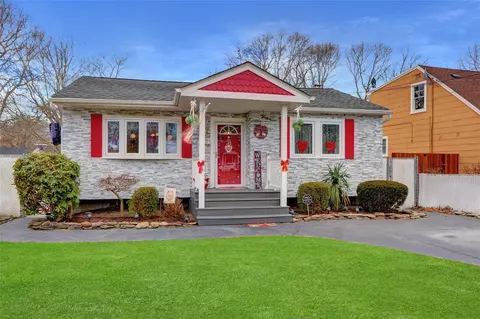 44 Linden Ln # A, Shirley, NY 11967