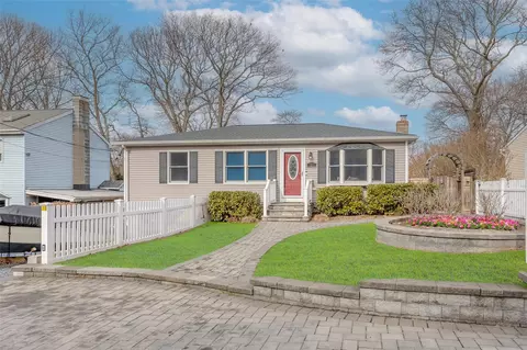 81 Queen Dr, Sound Beach, NY 11789