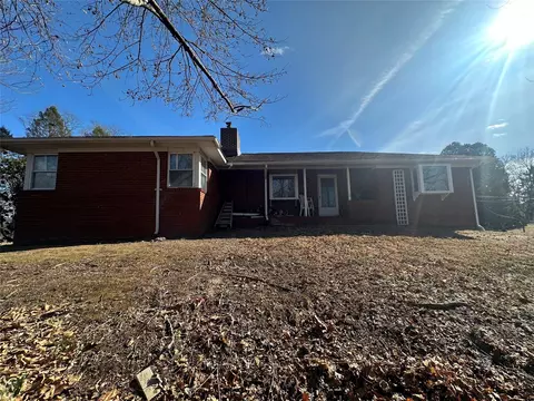 1 Fenmore Dr, Wappinger, NY 12590