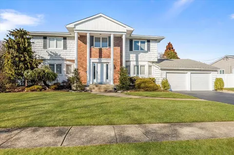 19 Williams Dr, Massapequa Park, NY 11762