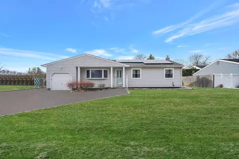 1054 Saint Johnland Rd, Kings Park, NY 11754