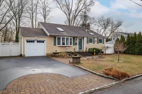 137 Foster Rd, Lake Ronkonkoma, NY 11779
