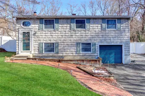 325 Old Town Rd, Setauket, NY 11733