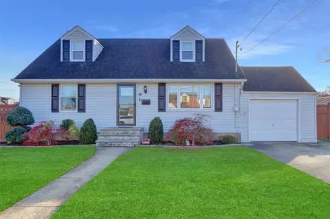 12 Elsie Ln, Farmingdale, NY 11735