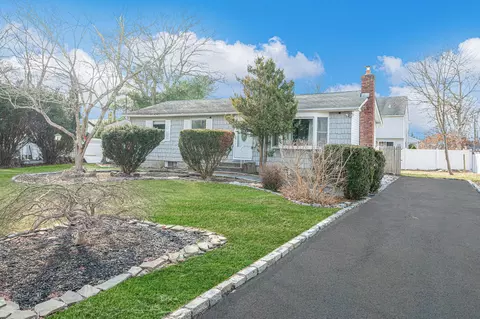 62 Cranford Blvd, Mastic, NY 11950