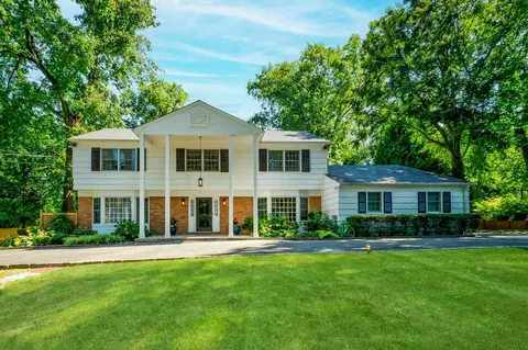 30 Cornwall Ln, North Hempstead, NY 11050