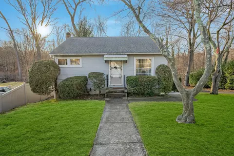 18 Fairview Pl, Hauppauge, NY 11788