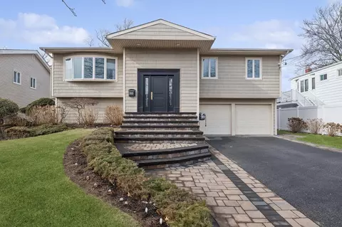 2910 Lonni Ln, Merrick, NY 11566