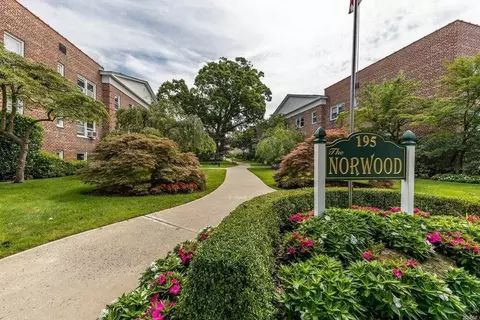195 North Vlg #3F, Rockville Centre, NY 11570