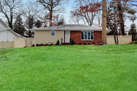 35 Eagle Ln, Hauppauge, NY 11788