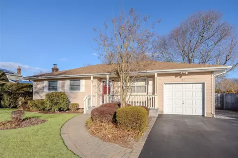 27 Tupper Ave, Medford, NY 11763
