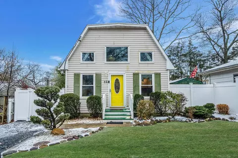 32 Florence St, Patchogue, NY 11772
